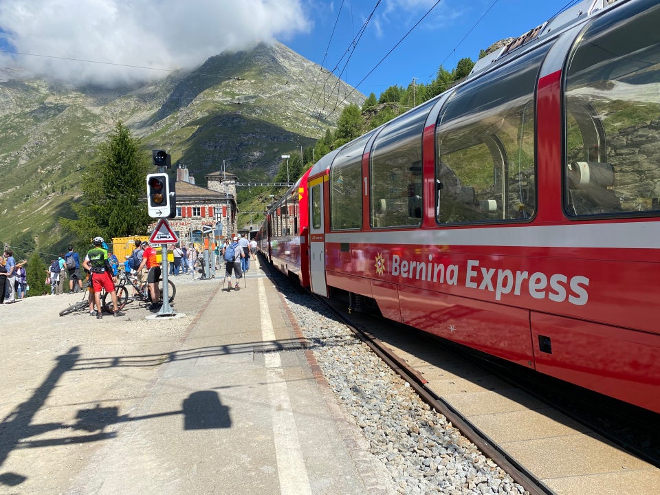Alp Grüm in a different season — the same viewpoint shows how dramatically the landscape shifts between winter and summer